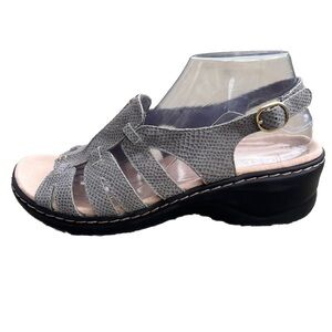 Clarks Gray Sandals Comfortable Wedge Design Barely Worn! 9.5
